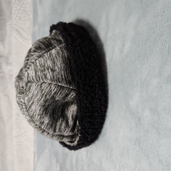 Girls winter hat/beanie - Picture 1 of 2